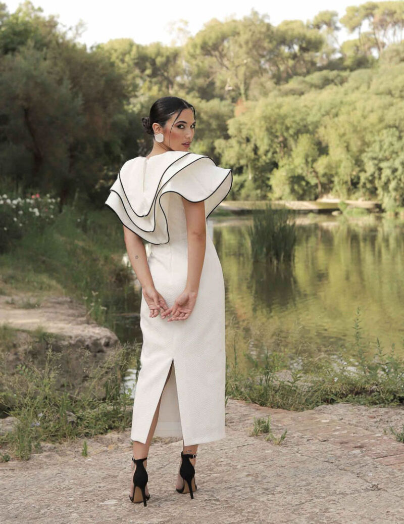 Vestido blanco midi con volantes y escote pronunciado